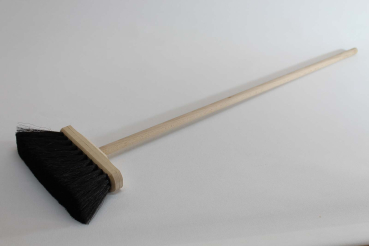 Kinderbesen klein / Rosshaar mit Stiel aufrecht