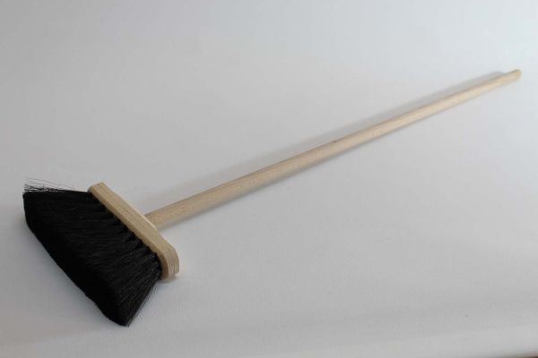 Kinderbesen klein / Rosshaar mit Stiel aufrecht