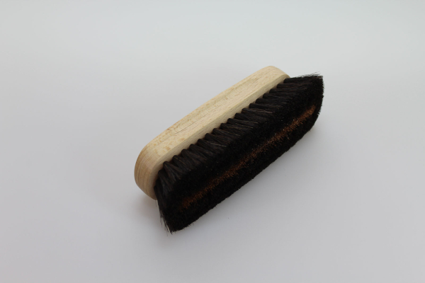 Kleiderbürste / Rosshaar mit Bronzestreifen, Buchenholz lackiert
