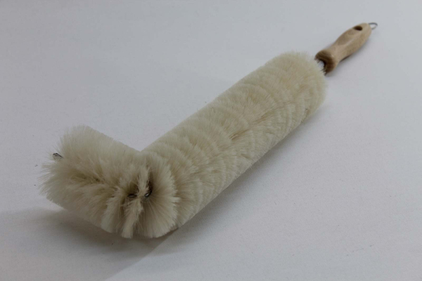 Badheizkörper-Bürste / Ziege weiss, abgewinkelt, Schutzschlauch, Holzgriff